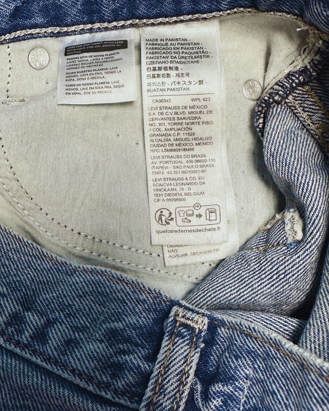 Levi’s '94 Baggy straight leg with distressed knees – Light Wash | Size 27