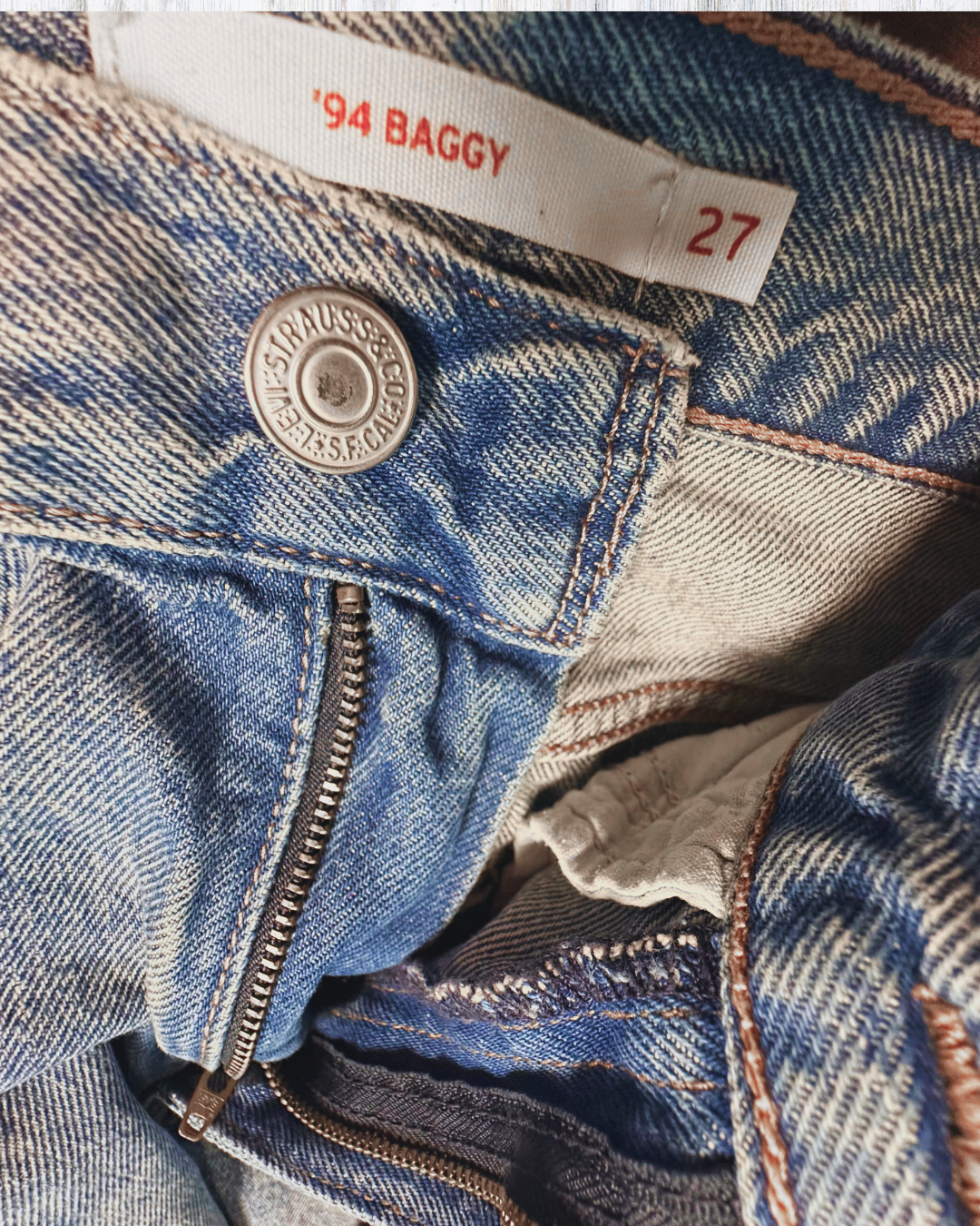 Levi’s '94 Baggy straight leg with distressed knees – Light Wash | Size 27