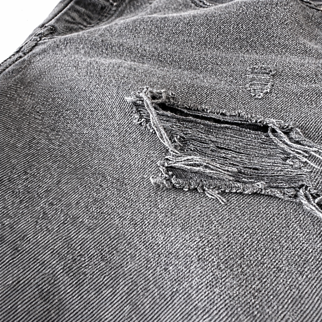 Levi’s 504 Black Distressed Denim Shorts – Size W28