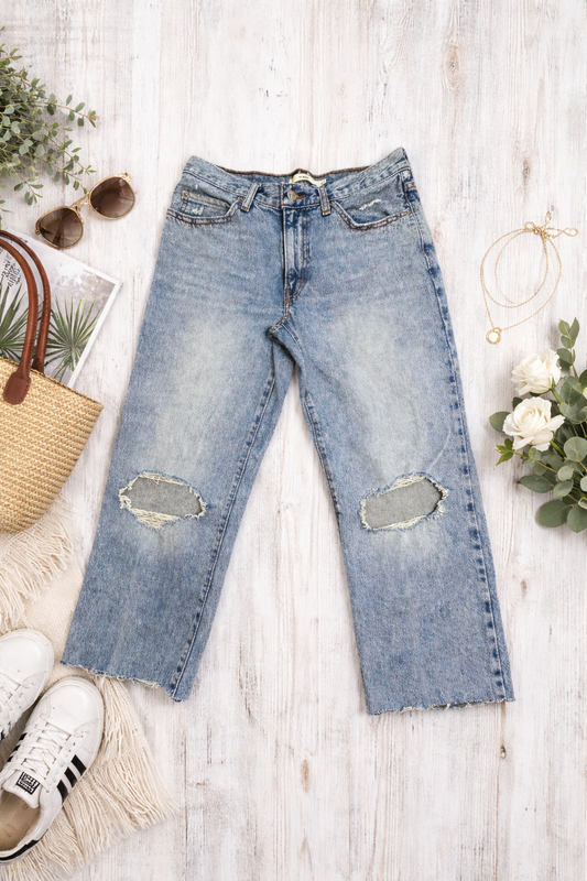 Levi’s '94 Baggy straight leg with distressed knees – Light Wash | Size 27